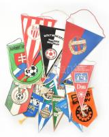 Vegyes futball zászló tétel (magyar, lengyel, román, szlovák), összesen 20 db