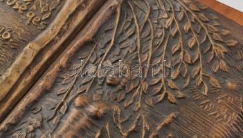 Rácz Edit (1936): Énekek éneke, 1978./ bronz, öntött, fára applikálva, jelzett, 19 x 34 x 3 cm (Képc...