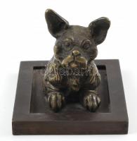 Bronz kutya talapzaton, m: 6,5 cm