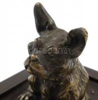Bronz kutya talapzaton, m: 6,5 cm