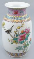 Kínai famille rose kézzel festett porcelán váza, jelzett, kopásnyomokkal, száján hajszálrepedéssel, m: 18 cm