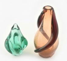 2 db cseh színes üveg váza, egyik matricával jelzett, kopásnyomokkal, m: 12,5 és 20,5 cm