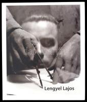 Lengyel János 1904-1978. A bevezető tanulmányt írta, az oevre-katalógust összeáll. és a könyvet szerk. Vadas József. A művész fia, Lengyel János által DEDIKÁLT példány. A magyar fotográfia történetéből. 49. Kecskemét, 2010., Magyar Fotográfiai Múzeum. Gazdag képanyaggal illusztrált. Kiadói kartonált papírkötésben, kiadói papír védőborítóban.   Lengyel Lajos (1904-1978) Kossuth és Gutenberg-díjas grafikus, tipográfus, könyvművész és fotóművész, a Kossuth Nyomda igazgatója, a Nyomdaipari Egyesület elnökének oevre-katalógusa.