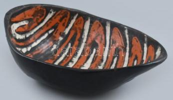 Gorka Lívia (1925 - 2011): Kínáló tál. Fekete, narancs és fehér mázakkal festett kerámia, mázrepedésekkel. Jelzett 21x16 cm