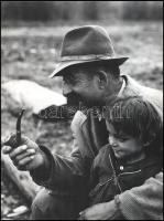 Csák Miklós (1933-2013): Teknővájó cigányok. 5 db fotó, jelzés nélkül, 40x30 cm