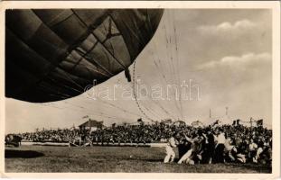 1958 Stormachtige start in Montreal, Canada. Haagsche Ballonclub / Stormy start in Montreal. The Hague Balloon Club + On board Freeballoon of The Hague Balloonclub Commander J.M. Demenint Royal Swedish A.C. Airshow at Örobro Balloon Crashed (EK)