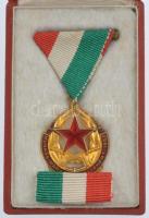 1957. "Munkás-Paraszt Hatalomért Emlékérem" aranyozott, zománcozott Br kitüntetés mellszal...