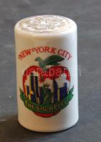 Porcelán sószóró New York és a ledőlt ikertornyok ábrájával