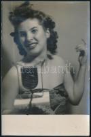 cca 1940 Hölgy mikrofonnal, fotó kis kopásnyomokkal, 18×12 cm