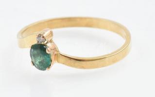 Arany (Au/18k) Női gyűrű, 1db természetes smaragddal ékítve cca. 0,30ct, 1db modern csiszolású brillel ékítve cca. 0.01ct, jelzett, bruttó: 2,g, m: 57.