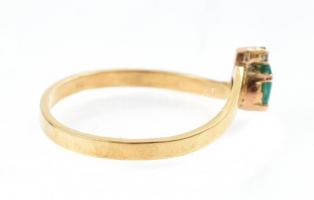 Arany (Au/18k) Női gyűrű, 1db természetes smaragddal ékítve cca. 0,30ct, 1db modern csiszolású brill...