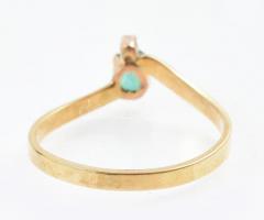 Arany (Au/18k) Női gyűrű, 1db természetes smaragddal ékítve cca. 0,30ct, 1db modern csiszolású brill...