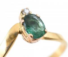 Arany (Au/18k) Női gyűrű, 1db természetes smaragddal ékítve cca. 0,30ct, 1db modern csiszolású brill...