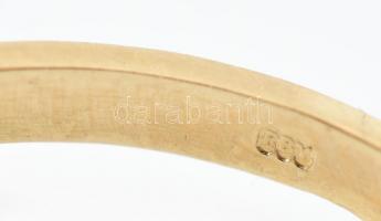 Arany (Au/18k) Női gyűrű, 1db természetes smaragddal ékítve cca. 0,30ct, 1db modern csiszolású brill...