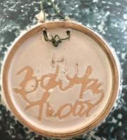 Bártfay Judit: Rákos tál. Színes mázakkal festett kerámia, jelzett, hibátlan. d: 21cm