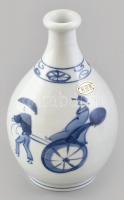 Kínai porcelán váza, kézzel festett, kis kopásnyomokkal, m: 16 cm