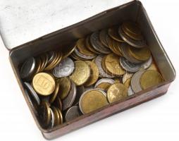 Kínai fém doboz, benne érmék, kopásnyomokkal, d: 12x8 cm