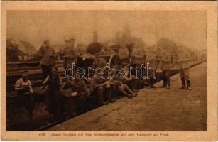 1917 Unsere Truppen mit ihrer Gulaschkanone auf dem Transport zur Front / WWI German military, soldiers with Goulash cannon (mobile field kitchen) eating soup (EK)