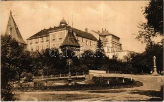 1931 Pannonhalma, Szökőkút az apátság bejárata előtt. W.R. felvétele