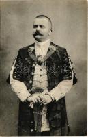 Díszmagyarba öltözött nemes férfi / Ungarische Magnatentracht / Hungarian nobleman (EK)