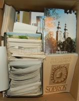 Kb 600 főleg magyar modern városképes lap, hozzá múzeumi ismertetők, kis fotóalbumok, a Tájak korok múzeumok sorozat kiadványai, utazásokon, kirándulásokon készült fotók, érdekes anyag