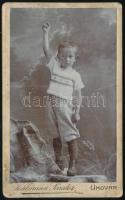 cca 1900 Gyerekportré, keményhátú fotó Kohlmann ungvári műterméből, felületi karcolásokkal, 10,5×6,5 cm