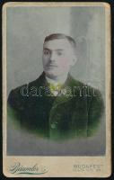 1907 Szabadszállásy László vizitkártyája, keményhátú fotó Bäumler budapesti műterméből, utólagos színezéssel, 11x7 cm