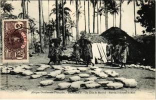 Dahomey, Un Coin de Marché, Pierres a écraser le Mais / African folklore, market, stones to crash the maize