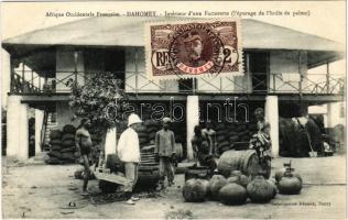 Dahomey, Intérieur dune Factorerie (lépurage de lhuile de palme) / African folklore, factory (purification of palm oil)