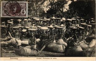 Ouidah, Whydah; Porteuses de sable / African folklore, sand carriers (fl)