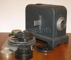 Múlt századi kis házimozi tétel, tartalma: asztali diavetítő szép állapotban illetve több tekercs Super8-as film
