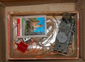 Kis elektronikai gyűjtemény fadobozban, több gyengeáramú motorral, régi kábelekkel és két fogaskerekes szerkezettel