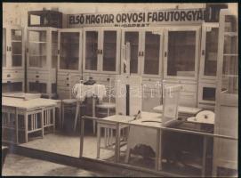 cca 1920-1940 Bp., az Első Magyar Orvosi Fabútorgyár bemutatóterme, nagyméretű fotó, hátoldalán ragasztásnyomok, 22,5x17 cm