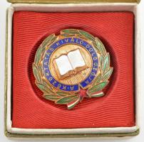 DN "A közoktatás kiváló dolgozója" zománcozott fém jelvény eredeti tokban (30x31mm) T:1-