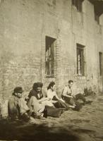 Kartonkép a háború utáni időszakból: Pihenő munkások, kartonra ragasztva (29 x 39cm)