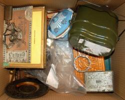 NAgy vegyes bolhapiac tétel: benne katonai csajka, régi fadobozok és sok egyéb érdekesség