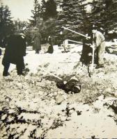 Kartonkép a háború utáni időszakból:  A német kirohanást követő emberi áldozatok felkutatása (29 x 34cm)