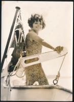 cca 1960-1970 Pascale Petit (1938-) francia színésznő fotója, a hátoldalon pecséttel jelzett, sarkán kis törésnyommal, 17,5x12,5 cm