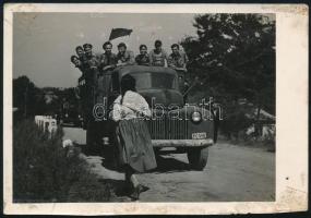 cca 1950-1960 Szocialista munkások teherautón, fotó, foltos, 9x13 cm
