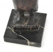 Afrikai fafaragás, márvány talapzaton, kopott, m: 38 cm