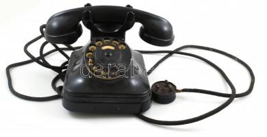 cca 1940-1950 Régi bakelit tárcsázós telefon, oldalán Magyar Posta tulajdona feliratú fém táblával. Korának megfelelő állapotban, alján sérüléssel, némi tisztításra szorul, 24,5x17,5x16 cm