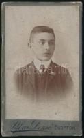 cca 1900 Fiatal férfi portréja, keményhátú fotó Pabar Dezső budafoki műterméből, 9x6 cm
