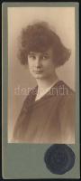 cca 1920 Fiatal hölgy portréja, keményhátú fotó, Adler brassói műterméből, 8x4 cm