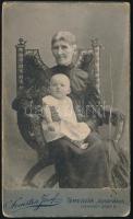 cca 1900 Nagymama unokával, keményhátú fotó, Szenetra József temesvári műterméből, karcos, 9x6 cm