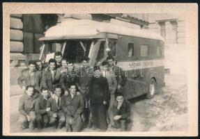 1957 Magyar Televízió kisbusza a dolgozók csoportképével, hátoldalán datálva, 6x8,5 cm