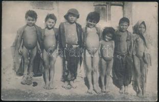 cca 1900-1930 Cigány gyerekek csoportképe, képeslap hátoldalú fotó, 9x14 cm