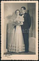 1939 Házaspár esküvői fotója, Fanto kecskeméti műterméből, képeslap hátoldalú fotó, 12x7,5 cm