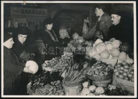 cca 1930-1940 Budapest, Nagyvásárcsarnok, zöldségárus, hátoldalán feliratozott fotó, 12,5x17,5 cm