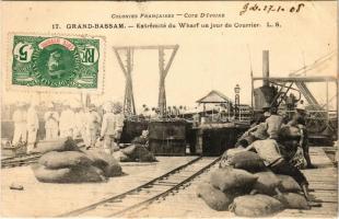 1908 Grand Bassam, Extremité du Wharf un jour de Courrier / End of the Wharf on a Mail day. African folklore (EK)