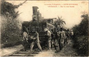 Abidjan, Abidjean; Sur la voie ferrée / On the train tracks, locomotive. African folklore (fl)